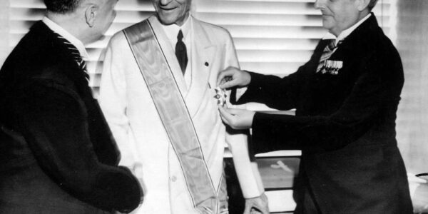 Henry Ford erhält 1938 von Nazi-Beamten das Großkreuz des Deutschen Adlers
