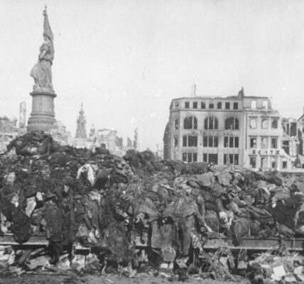 Wiederaufbau Dresdens nach den schrecklichen Bombenangriffen am Ende des Zweiten Weltkriegs, 1945–1970