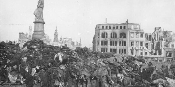 Wiederaufbau Dresdens nach den schrecklichen Bombenangriffen am Ende des Zweiten Weltkriegs, 1945–1970