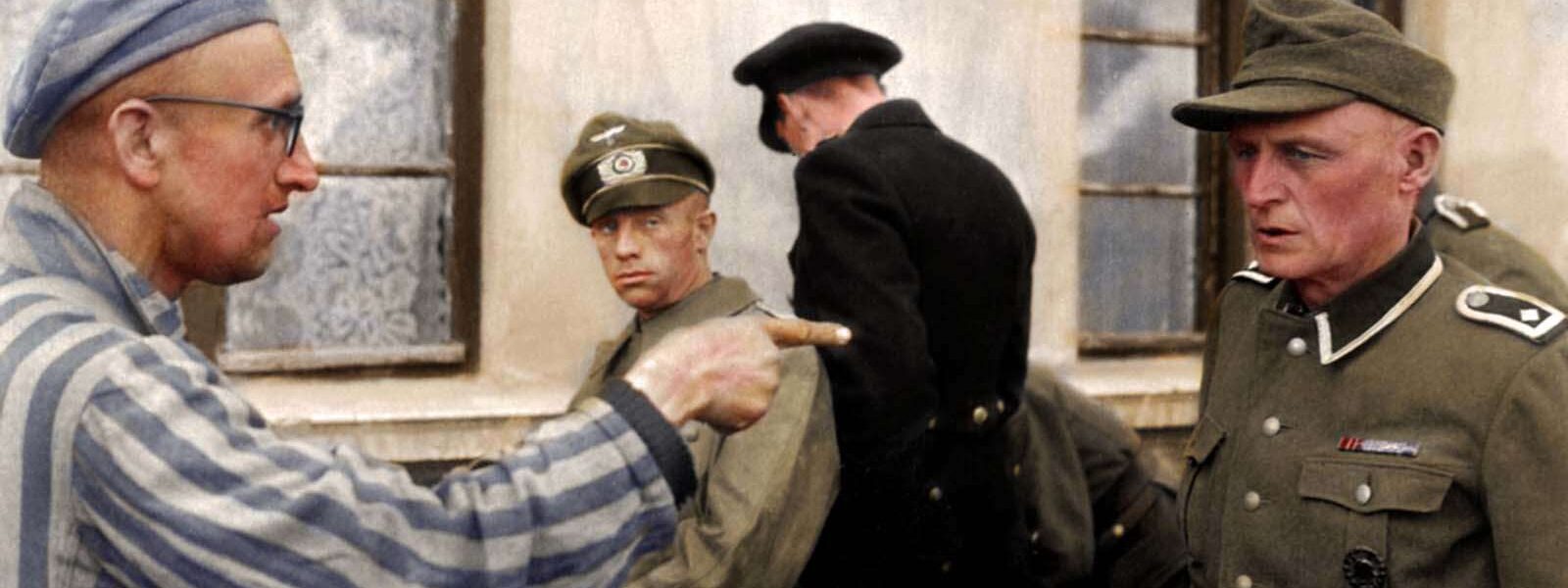 Ein KZ-Opfer identifiziert einen SS-Wachmann, 1945