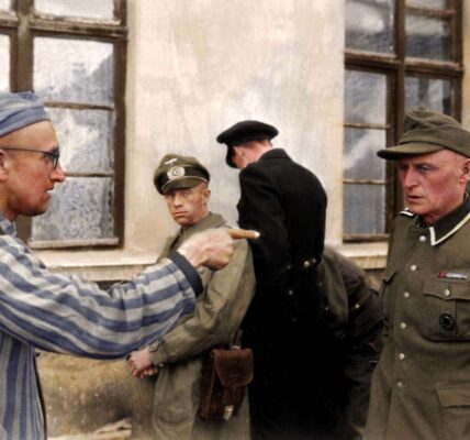 Ein KZ-Opfer identifiziert einen SS-Wachmann, 1945