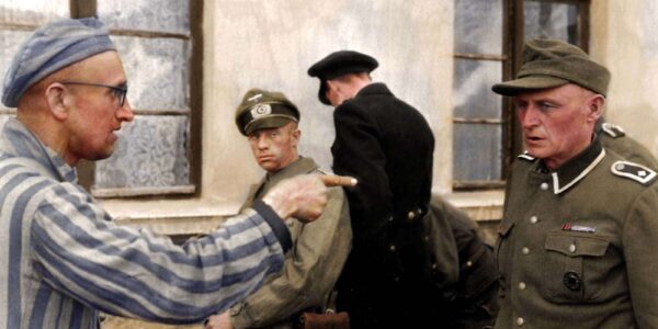 Ein KZ-Opfer identifiziert einen SS-Wachmann, 1945