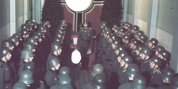 Ovationen für Hitler in der Krolloper nach der Bekanntgabe des erfolgreichen Anschlusses, 1938