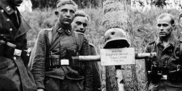 Ein gefallener Held, ein stilles Kreuz, und Kameraden, die Abschied nehmen
