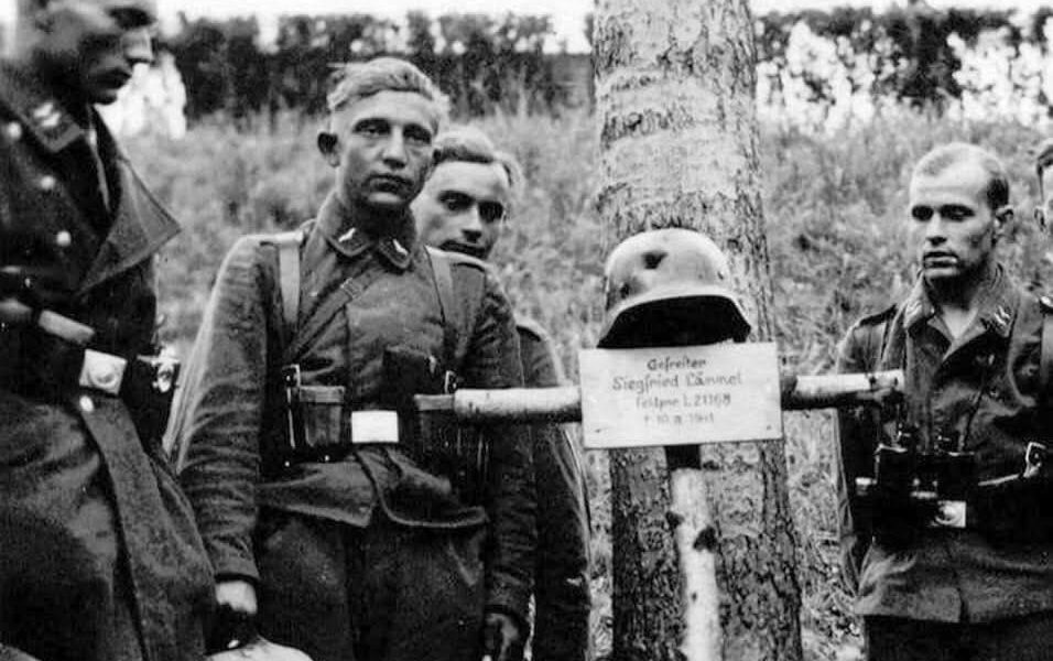 Ein gefallener Held, ein stilles Kreuz, und Kameraden, die Abschied nehmen