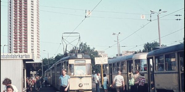 45+ wunderbare Fotos, die Straßenszenen von Ost-Berlin in den 1970er Jahren einfangen