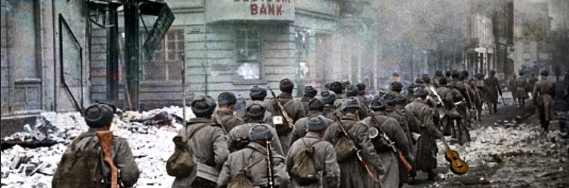 Durch das zerstörte Berlin: Deutsche Soldaten in den letzten Kriegstagen.