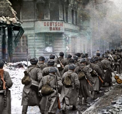 Durch das zerstörte Berlin: Deutsche Soldaten in den letzten Kriegstagen.