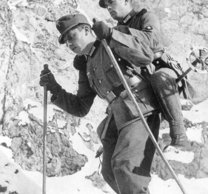 Durch Schnee und Schweigen: Deutsche Gebirgssoldaten kämpfen sich durch die eisige Alpenfront