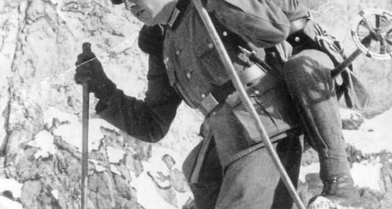 Durch Schnee und Schweigen: Deutsche Gebirgssoldaten kämpfen sich durch die eisige Alpenfront