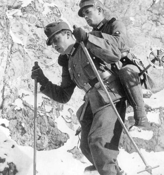 Durch Schnee und Schweigen: Deutsche Gebirgssoldaten kämpfen sich durch die eisige Alpenfront