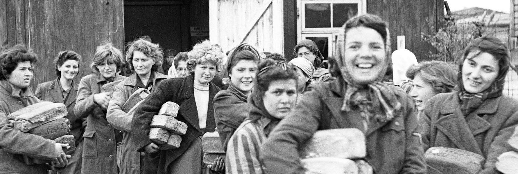 Deutschland, 24. April 1945 – Befreiung, Brot und neue Hoffnung: Frauen im Lager Bergen-Belsen“.