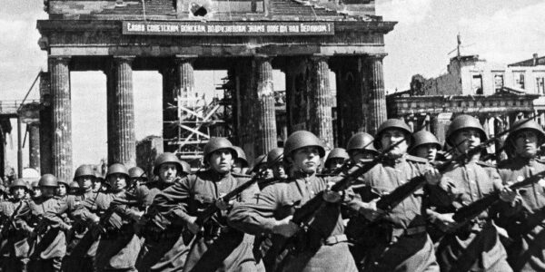 Der Tag, an dem Berlin fiel: Einmarsch der Roten Armee durch das Brandenburger Tor – Mai 1945.