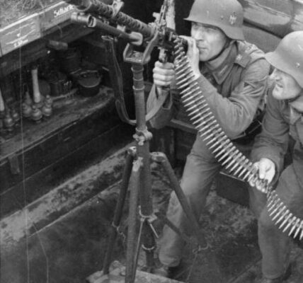 Die Verteidigungsarchitektur des Zweiten Weltkriegs: Ein Blick in einen deutschen Bunker mit Maschinengewehrstellung.