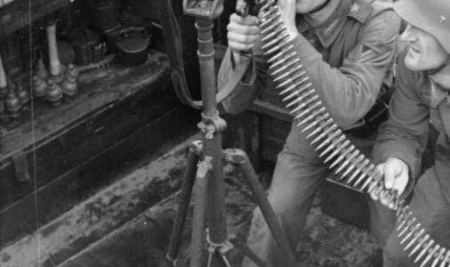 Die Verteidigungsarchitektur des Zweiten Weltkriegs: Ein Blick in einen deutschen Bunker mit Maschinengewehrstellung.