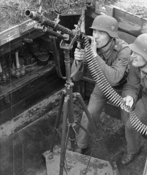 Die Verteidigungsarchitektur des Zweiten Weltkriegs: Ein Blick in einen deutschen Bunker mit Maschinengewehrstellung.