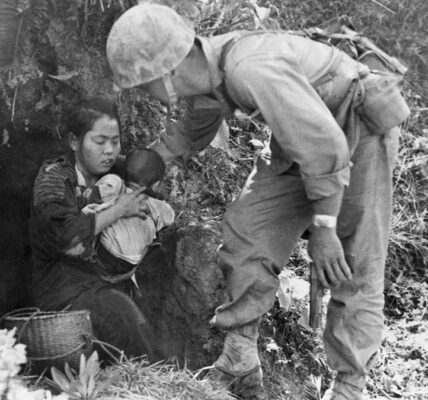 Deutscher Soldat teilt sein Brot mit einem russischen Waisenjungen, 1942