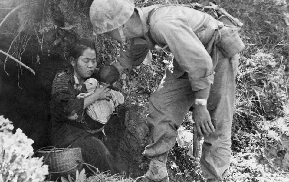 Deutscher Soldat teilt sein Brot mit einem russischen Waisenjungen, 1942