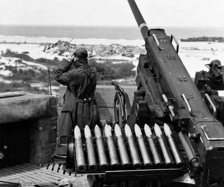 Geheimnisse an der Kuste: Deutscher Soldat und eine ungewöhnliche FlaK 41 – Normandie 1943.