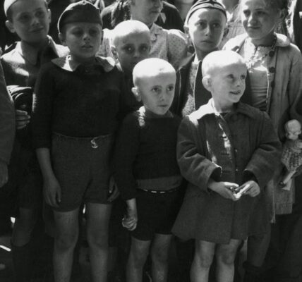 Gesichter der Hoffnung: Deutsche Kinder nach der Befreiung.