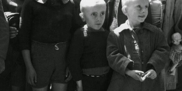 Gesichter der Hoffnung: Deutsche Kinder nach der Befreiung.
