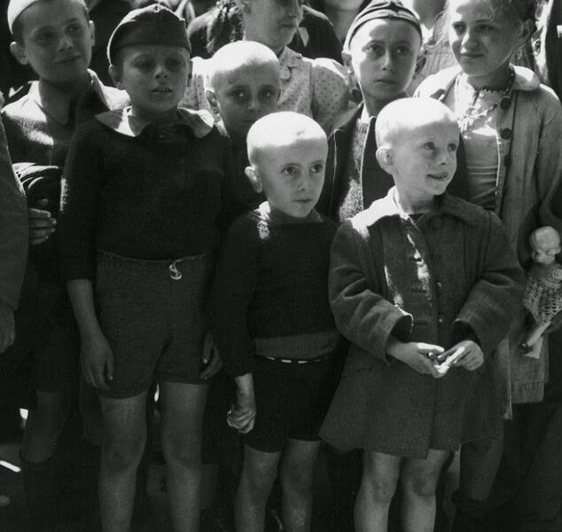 Gesichter der Hoffnung: Deutsche Kinder nach der Befreiung.
