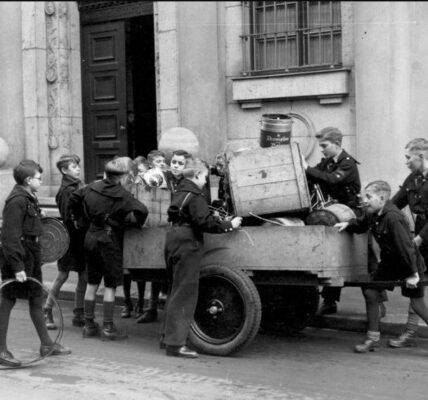 60 Vintage-Fotografien dokumentieren den Alltag deutscher Jugendorganisationen in den 1930er Jahren