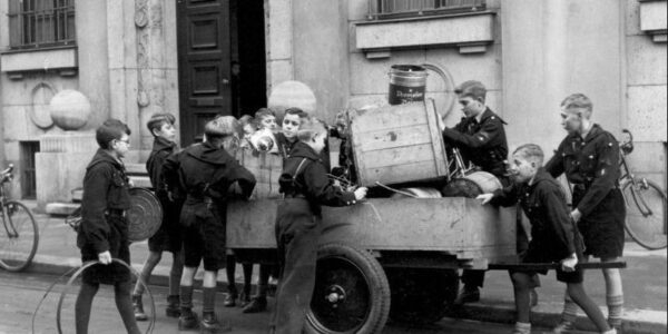 60 Vintage-Fotografien dokumentieren den Alltag deutscher Jugendorganisationen in den 1930er Jahren