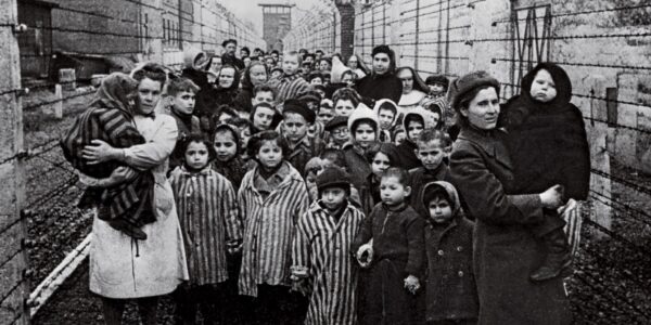 Deutschland, 24. April 1945 – Befreiung, Brot und neue Hoffnung: Frauen im Lager Bergen-Belsen