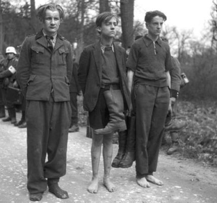 Wer waren diese barfußigen Jungen im zerstörten Berlin 1945?.