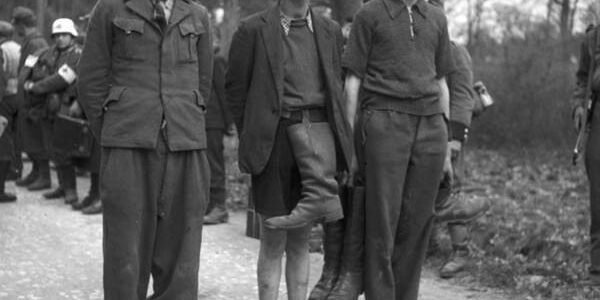 Wer waren diese barfußigen Jungen im zerstörten Berlin 1945?.