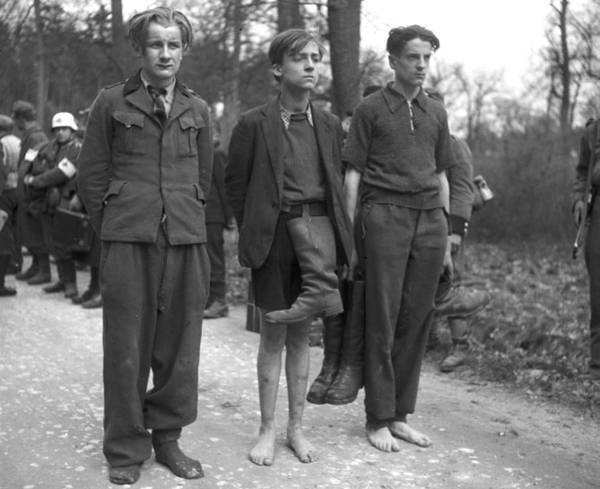 Wer waren diese barfußigen Jungen im zerstörten Berlin 1945?.
