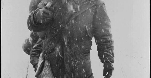 Deutscher Soldat im eisigen Inferno: Überlebenskampf an der Winterfront!