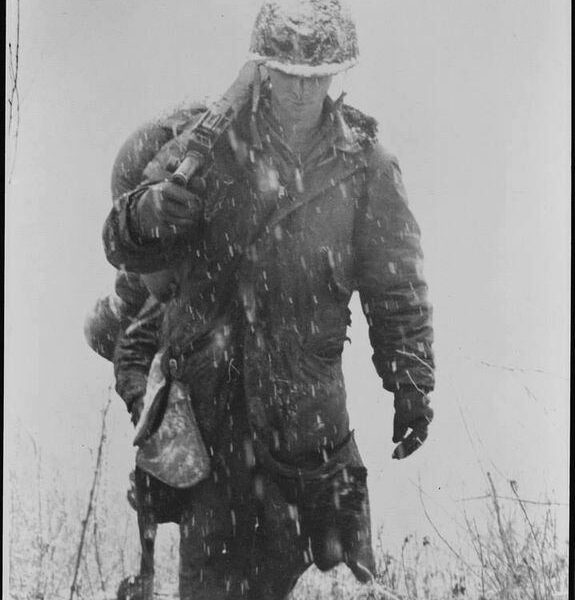Deutscher Soldat im eisigen Inferno: Überlebenskampf an der Winterfront!