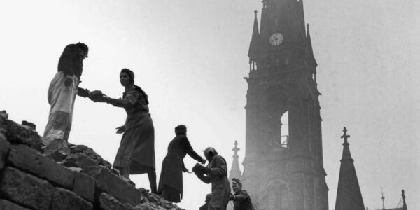 Wiederaufbau Dresdens nach den schrecklichen Bombenangriffen am Ende des Zweiten Weltkriegs, 1945–1970