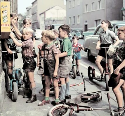 Seltene und beeindruckende Farbfotografien: Berlins Straßenszenen der frühen 1940er Jahre.