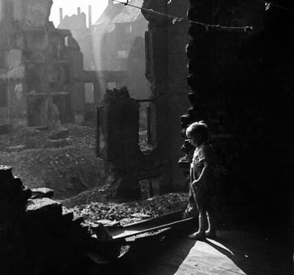 Ein Junge inmitten der Verwustung in Essen, Deutschland, 1947