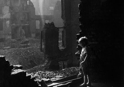 Ein Junge inmitten der Verwustung in Essen, Deutschland, 1947
