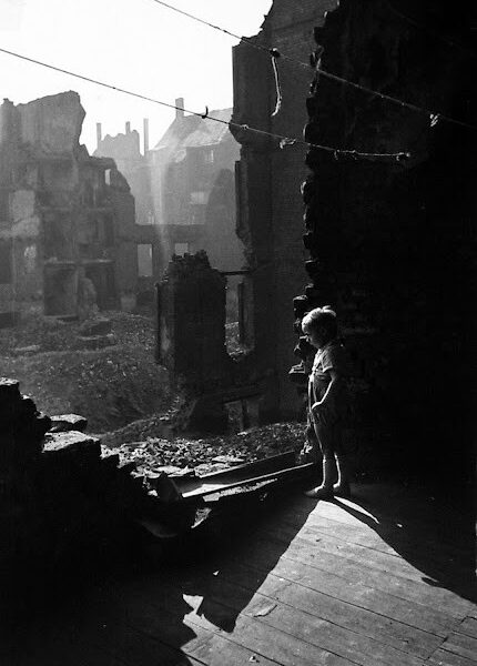 Ein Junge inmitten der Verwustung in Essen, Deutschland, 1947