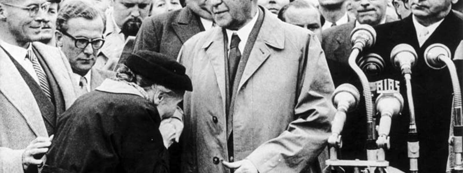 Adenauer kehrt nach Verhandlungen uber die Freilassung der letzten Kriegsgefangenen aus der Sowjetunion nach Köln zuruck, 1955
