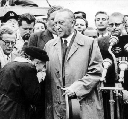 Adenauer kehrt nach Verhandlungen uber die Freilassung der letzten Kriegsgefangenen aus der Sowjetunion nach Köln zuruck, 1955