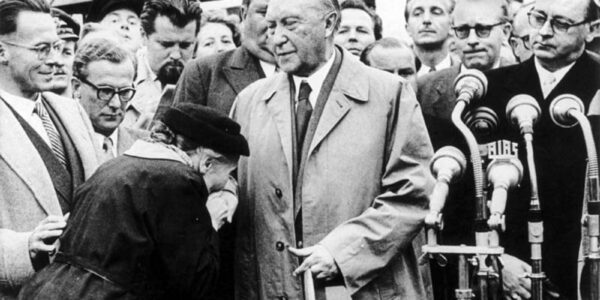 Adenauer kehrt nach Verhandlungen uber die Freilassung der letzten Kriegsgefangenen aus der Sowjetunion nach Köln zuruck, 1955