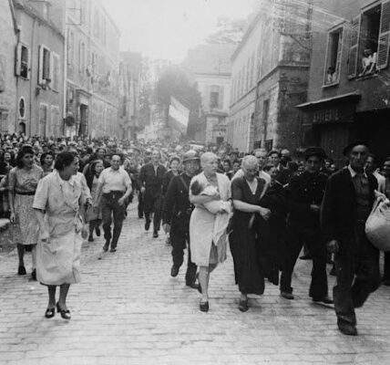 Schockierende Fotos zeigen, wie französische Frauen wegen Kollaboration mit Nazis mit öffentlicher Kopfrasur bestraft wurden