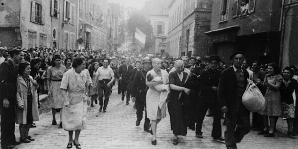 Schockierende Fotos zeigen, wie französische Frauen wegen Kollaboration mit Nazis mit öffentlicher Kopfrasur bestraft wurden