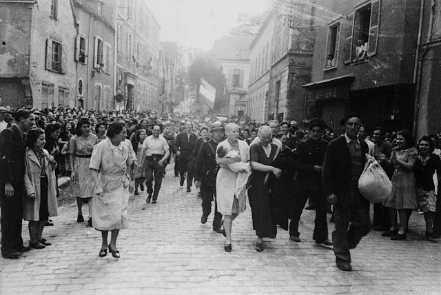 Schockierende Fotos zeigen, wie französische Frauen wegen Kollaboration mit Nazis mit öffentlicher Kopfrasur bestraft wurden