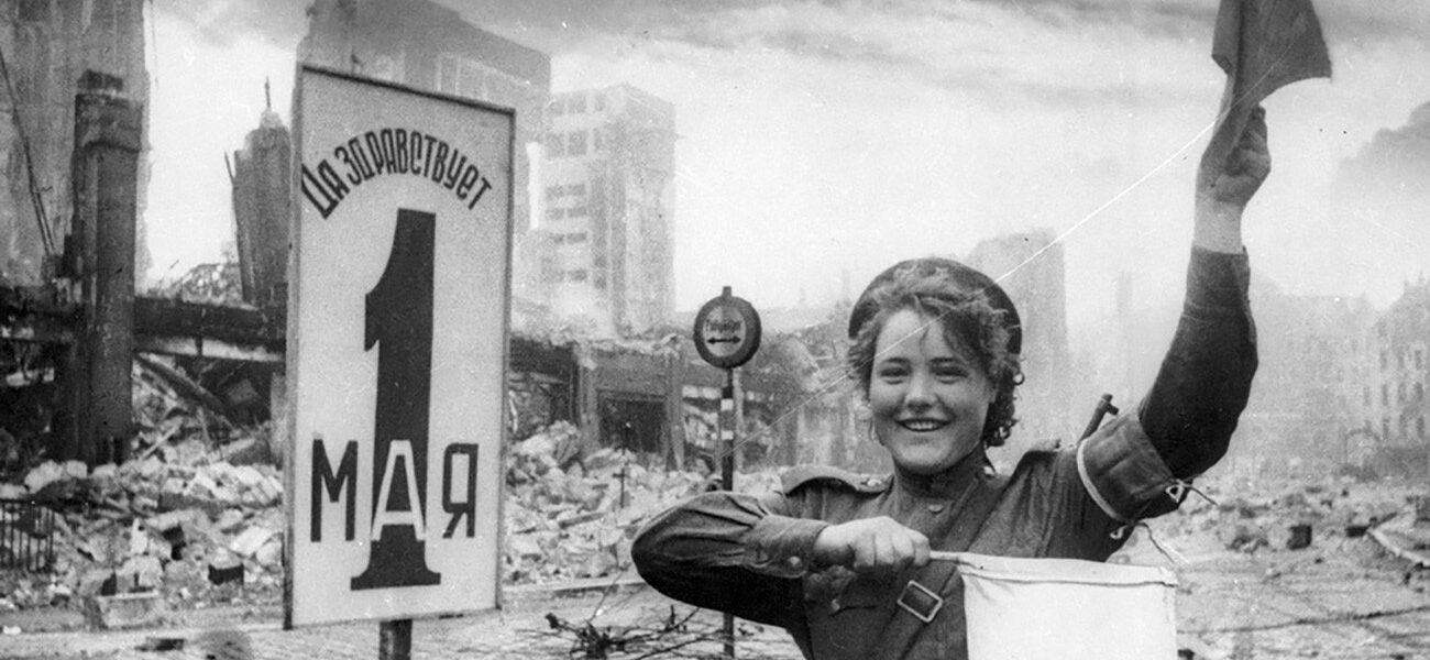 Schwarz-Weiß-Fotos des zerstörten Berlins 1945.