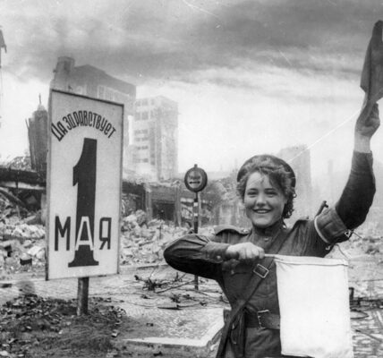 Schwarz-Weiß-Fotos des zerstörten Berlins 1945.