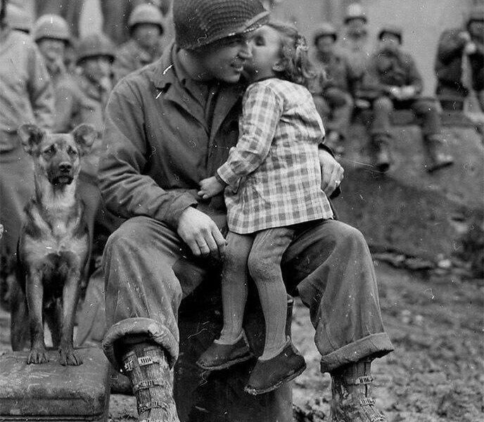 Im Herzen des Krieges – Ein deutsches Mädchen kusst einen Wehrmacht-Soldaten