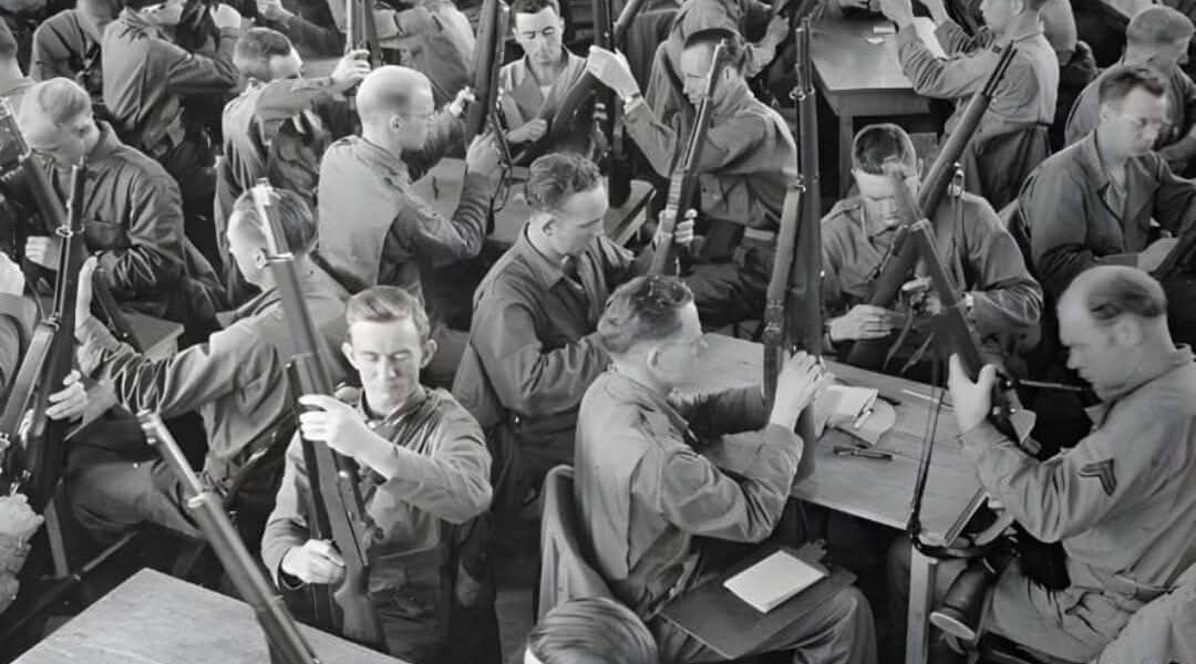 Wartung unter Druck: Deutsche Soldaten beim Zerlegen ihrer Gewehre, 1943.
