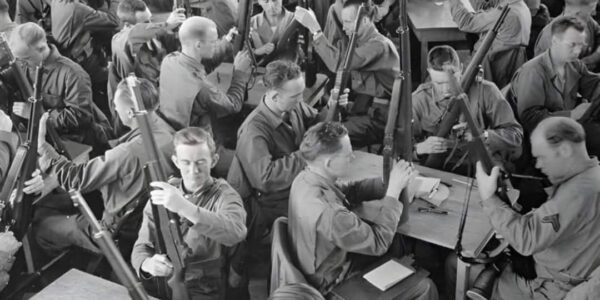 Wartung unter Druck: Deutsche Soldaten beim Zerlegen ihrer Gewehre, 1943.
